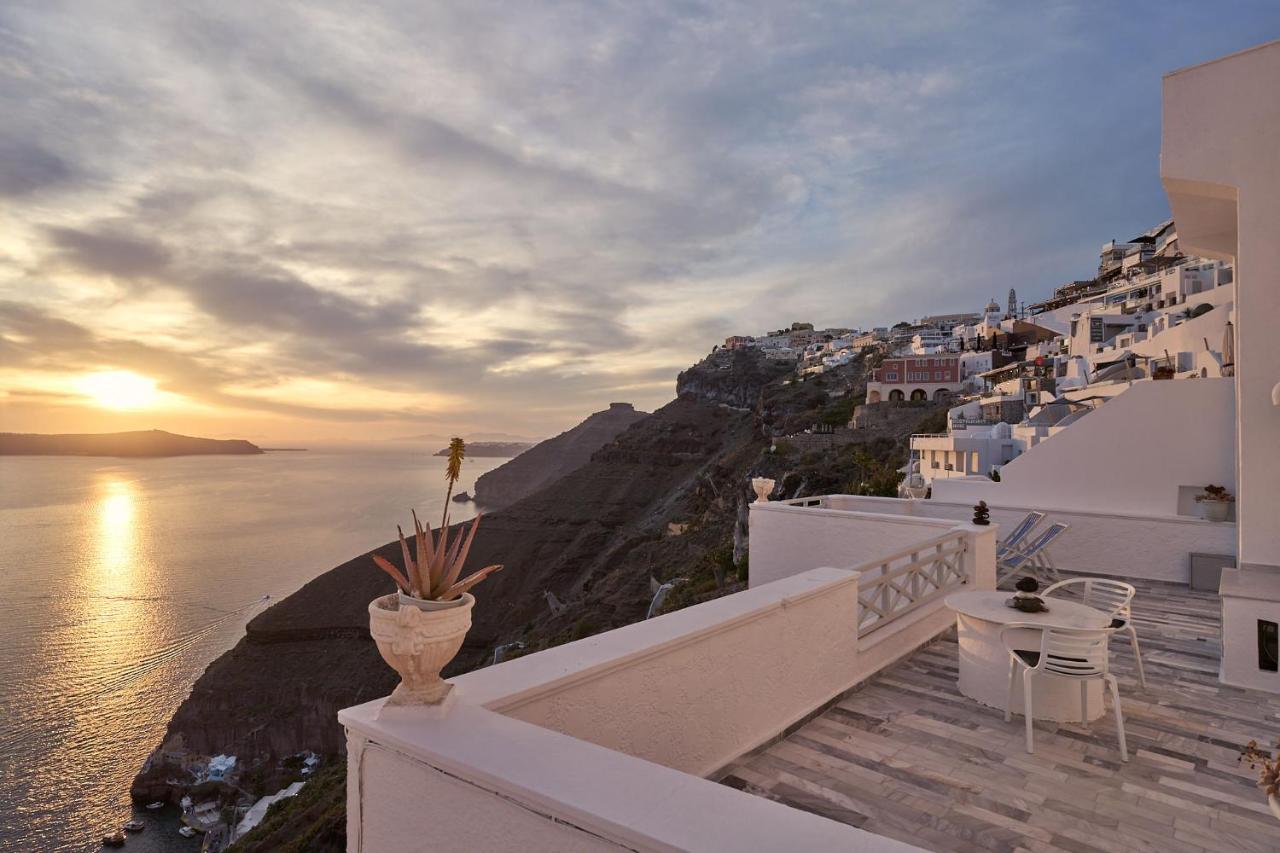 Amphitheater Cave Houses Fira  Exteriér fotografie