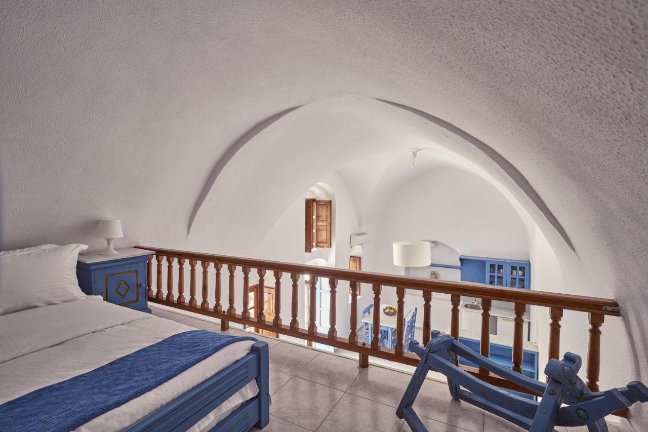 Amphitheater Cave Houses Fira  Exteriér fotografie